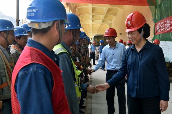 臨夏州、省公司工會慰問劉電廠邊坡處理施工現(xiàn)場