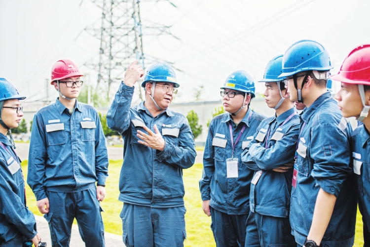 廣東電網(wǎng)東莞供電局變電管理二所檢修一班副班長何滿棠：“以匠人之心，守一畝三分地”