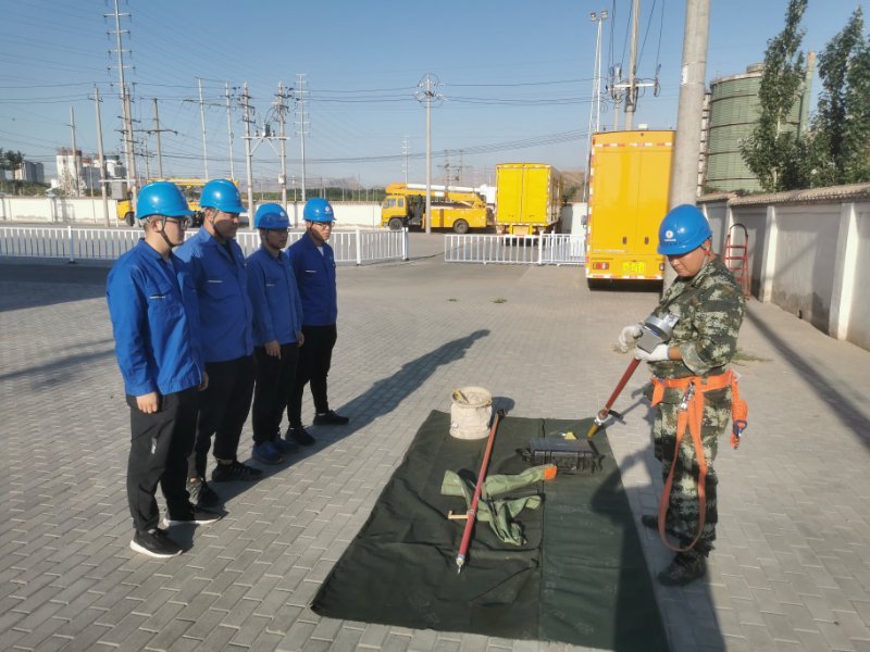 烏海電業(yè)局配電帶電作業(yè)中心：現(xiàn)場培訓(xùn)求實(shí)效，技能素質(zhì)再提升