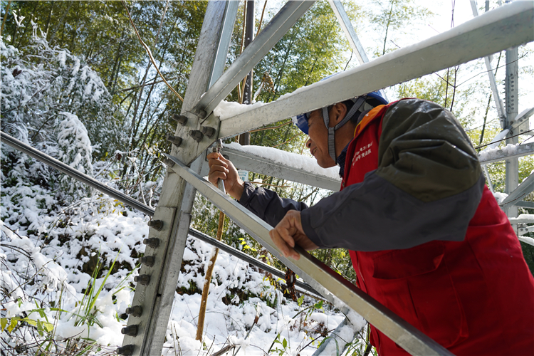 國(guó)網(wǎng)象山縣供電公司踏雪巡線(xiàn)保障山區(qū)用電
