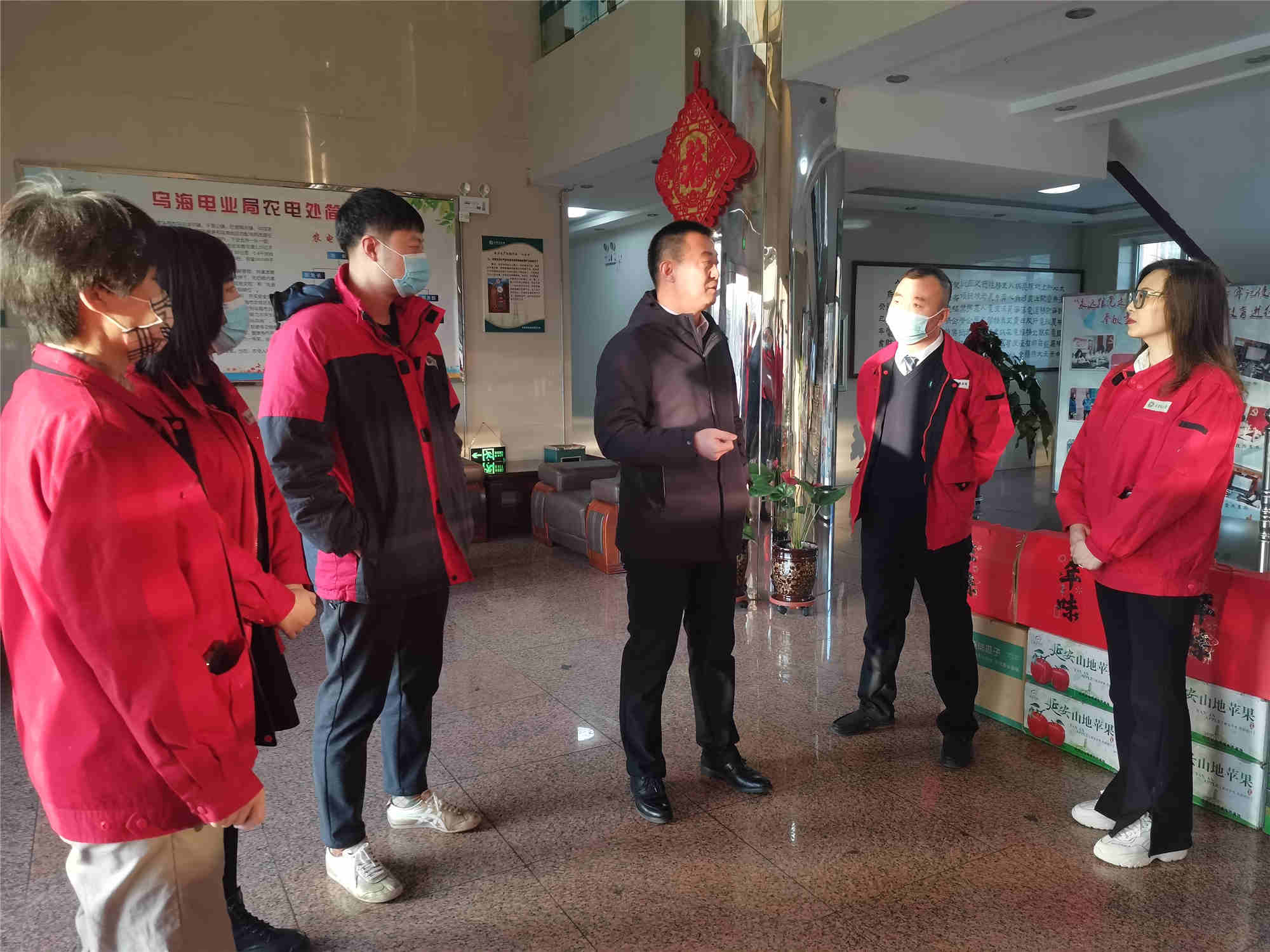 烏海電業(yè)局工會主席劉海渤深入農電處開展春節(jié)慰問