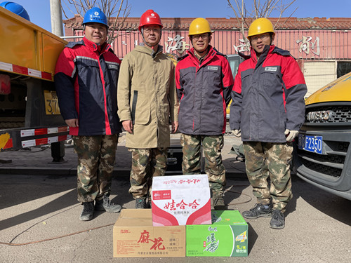 烏海電業(yè)局配電帶電作業(yè)處助力“煤改電”，送溫暖進現場