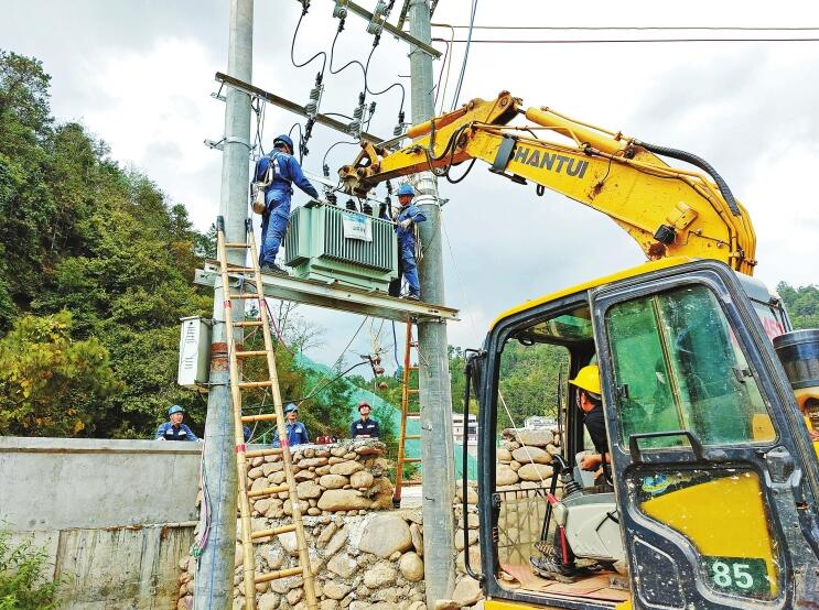 南方電網公司加強農村電網建設，以充足電力激發(fā)鄉(xiāng)村活力