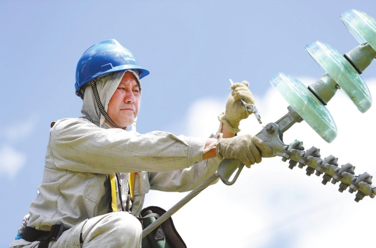 勤學(xué)善思、心系安全的崗位尖兵——記貴州電網(wǎng)公司興義供電局輸電管理所高級(jí)作業(yè)員龍福剛