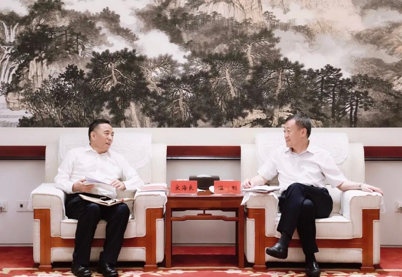 宋海良孫洪水與中國(guó)融通集團(tuán)董事長(zhǎng)溫剛、總經(jīng)理馬正武座談
