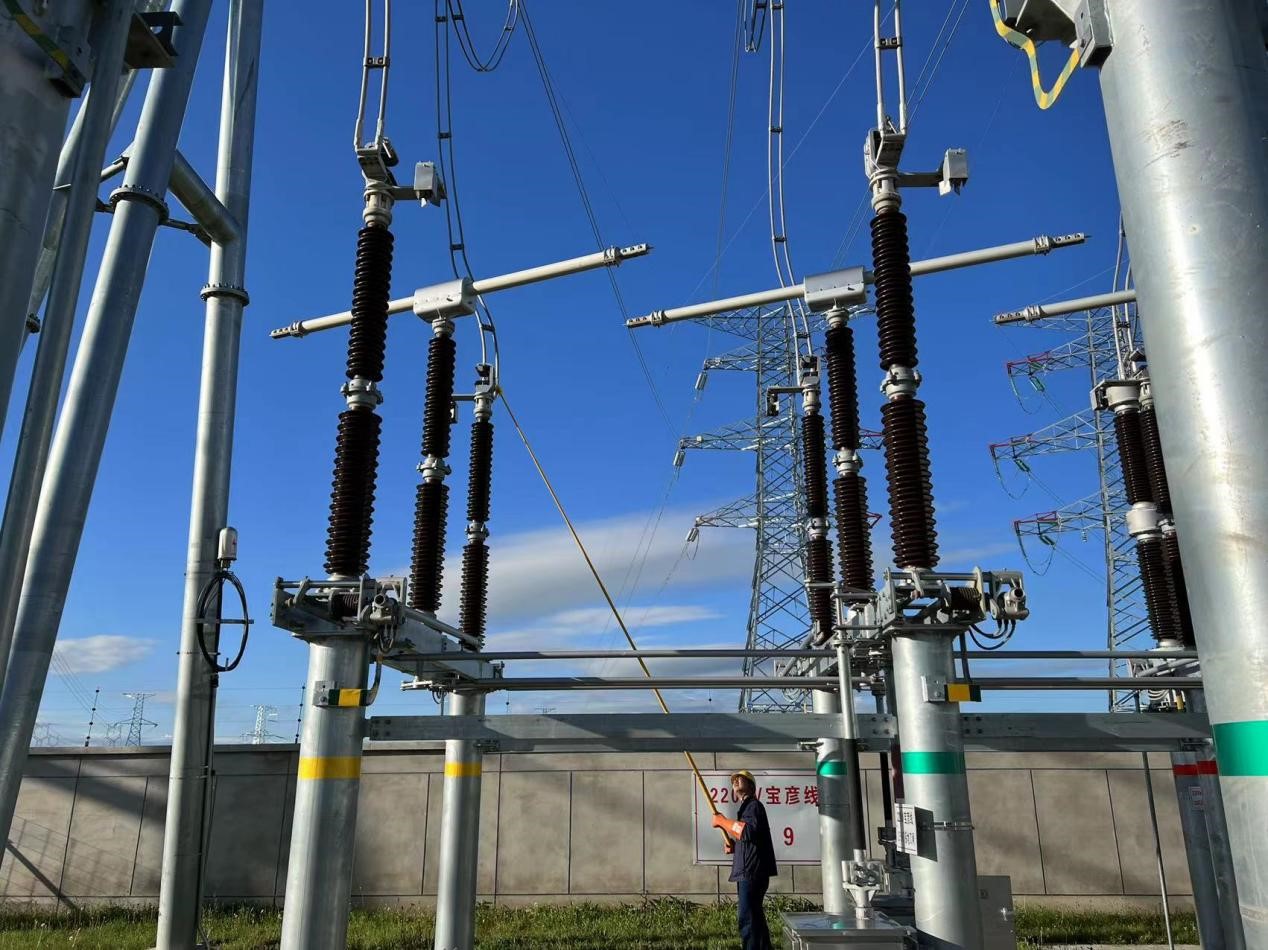 錫林郭勒超高壓供電公司圓滿完成塔寶I、II線間隔啟動(dòng)工作