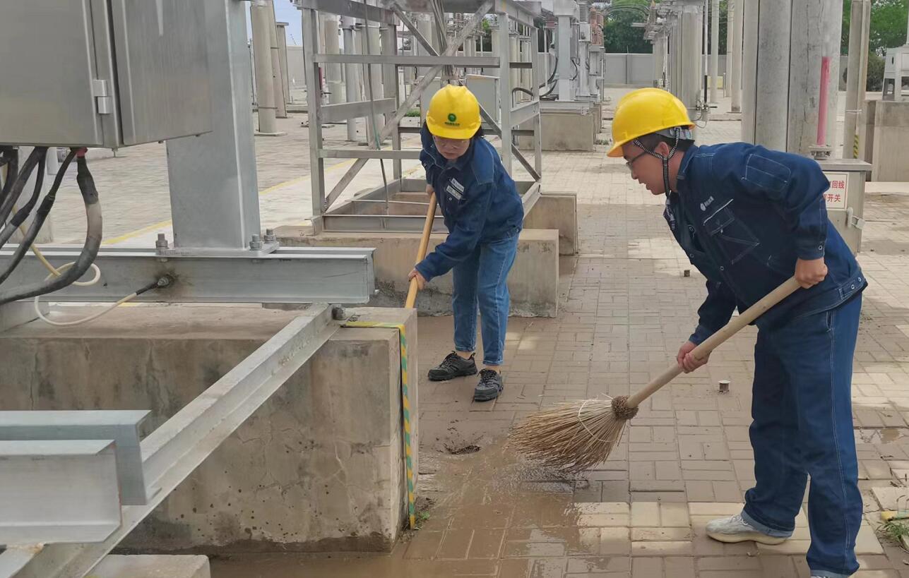 戈壁有雨，阿電人全力出擊保供電