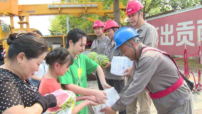 四川什邡：電力工人高溫保電忙，社區(qū)群眾熱情慰問表感謝