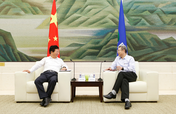 錢智民會(huì)見煙臺(tái)市委副書記、市長鄭德雁