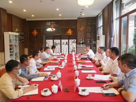 中國(guó)電建黨委常委、副總經(jīng)理徐鵬程與海南萬(wàn)寧市委書(shū)記蓋文啟、市長(zhǎng)王三防座談