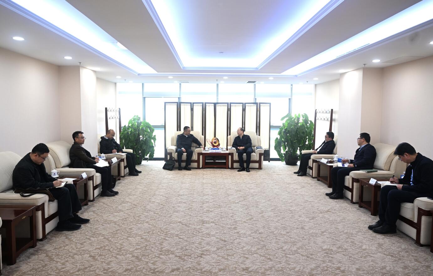 中國電建黨委常委、副總經(jīng)理徐鵬程與西藏開發(fā)投資集團(tuán)黨委書記、董事長祁騰武會談