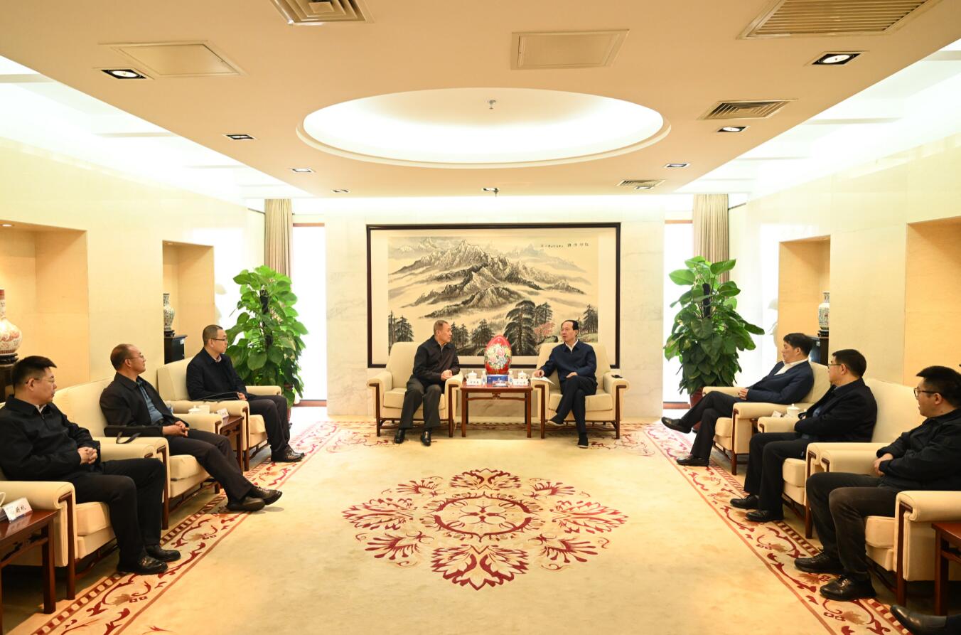 中國(guó)電建黨委書記、董事長(zhǎng)丁焰章會(huì)見(jiàn)內(nèi)蒙古能源集團(tuán)黨委書記、董事長(zhǎng)何雨春