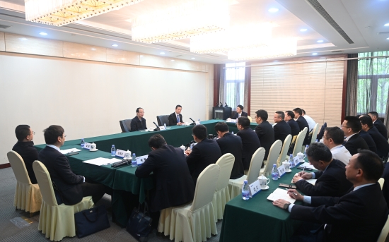 丁焰章與新任職子企業(yè)黨委書(shū)記、董事長(zhǎng)集體談話