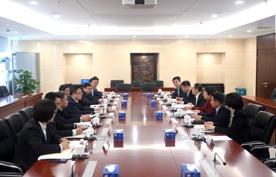 中國電建黨委常委、副總經(jīng)理王小軍與中國華電集團(tuán)黨組成員、副總經(jīng)理李旭紅會(huì)談