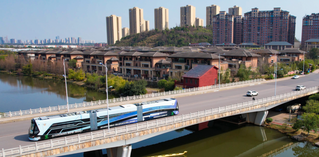 我國自主研制，全球首輛氫能源智軌電車“出?！?