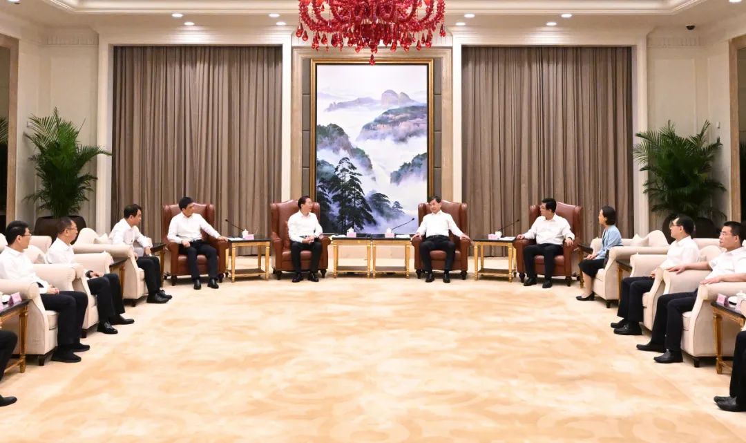 國家電網(wǎng)公司董事長、黨組書辛保安與福建省委書記周祖翼、省長趙龍會談