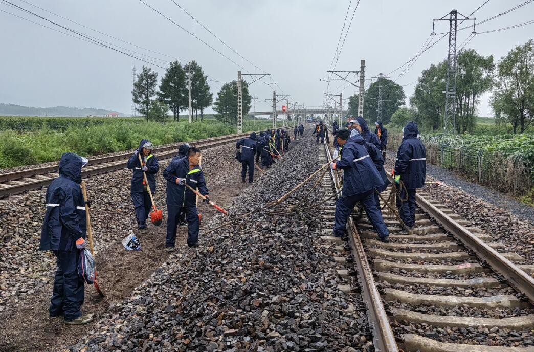 【搶險救災 我們在前線】中國鐵建全力參與京津冀及東北地區(qū)抗洪搶險工作