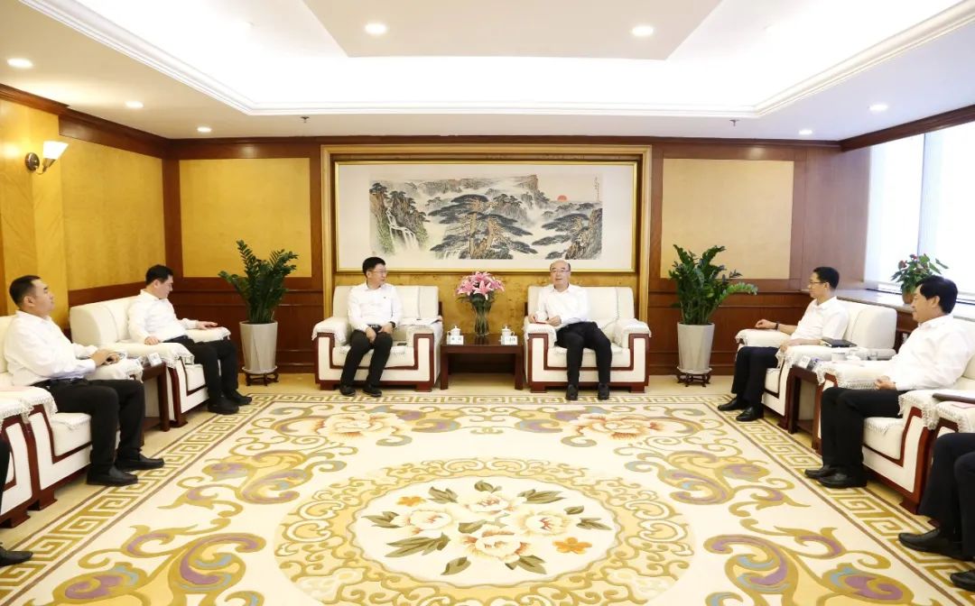 大唐山東發(fā)電公司總經(jīng)理、黨委副書記林躍與國網(wǎng)山東省電力公司董事長、黨委書記王志偉會談
