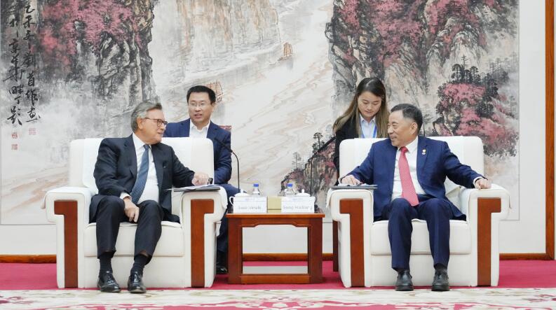 中國能建黨委書記、董事長宋海良與渣打集團(tuán)主席韋浩思會談