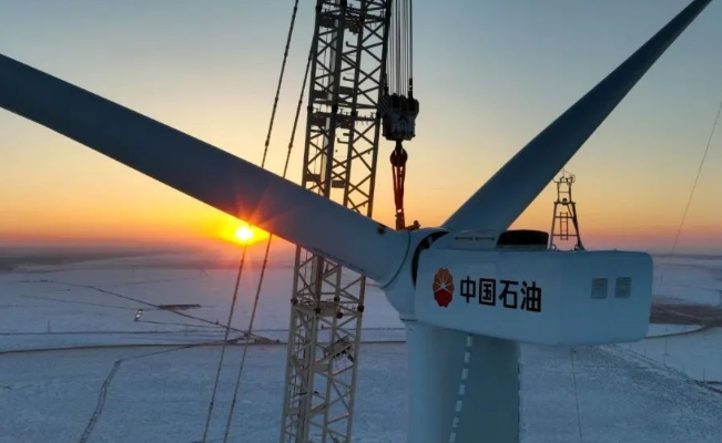 中國石油在建單體規(guī)模最大集中風(fēng)電項(xiàng)目——昂格55萬千瓦風(fēng)電項(xiàng)目首臺(tái)風(fēng)機(jī)成功吊裝！