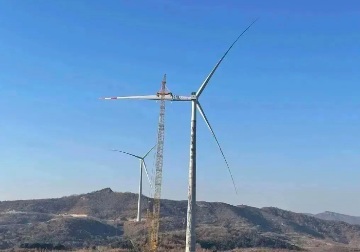 中石化起運公司營口風電項目首臺混塔圓滿吊裝！
