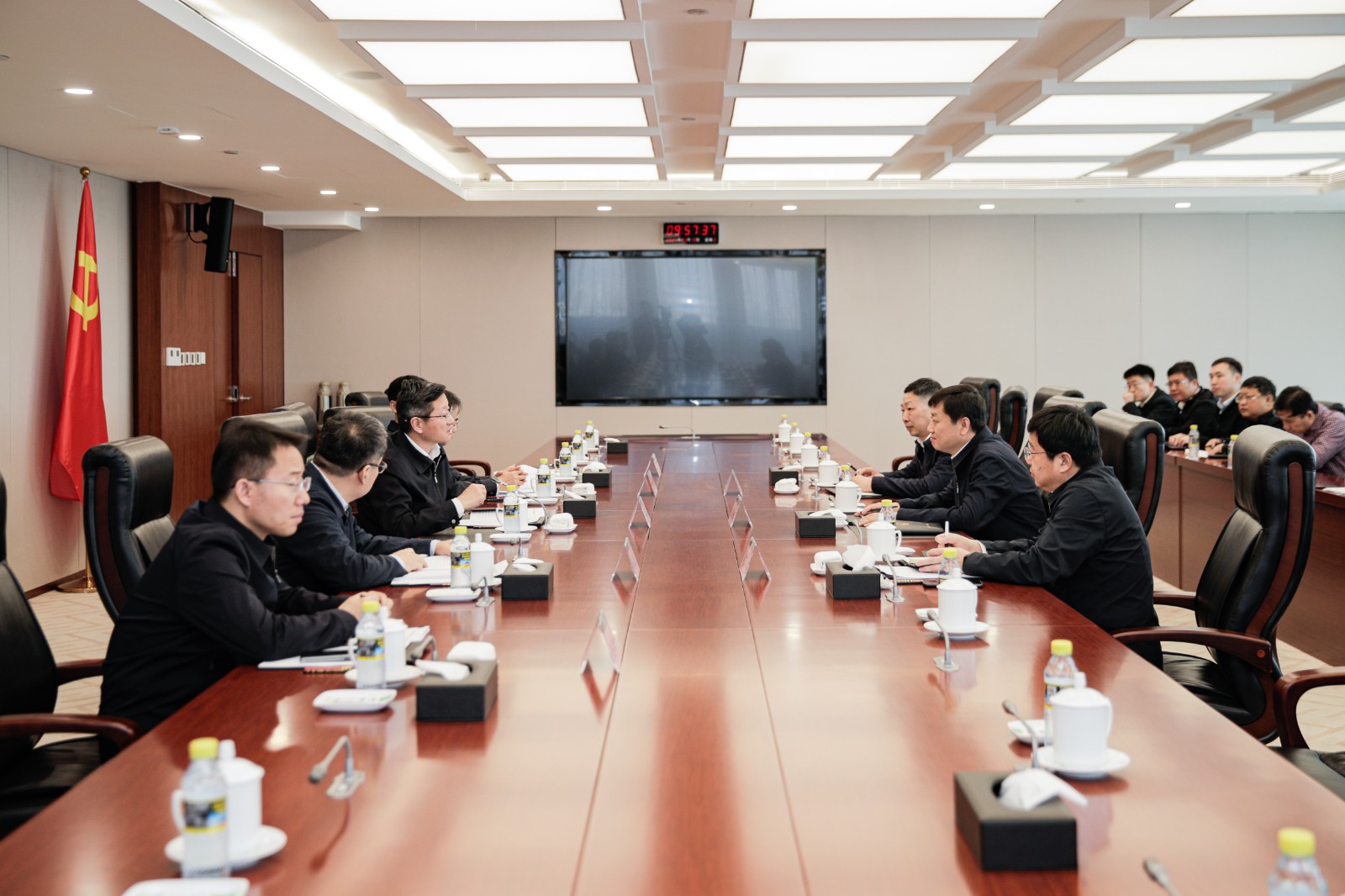 國家能源集團總經(jīng)理、黨組副書記余兵會見衡水市委副書記、市長董曉航