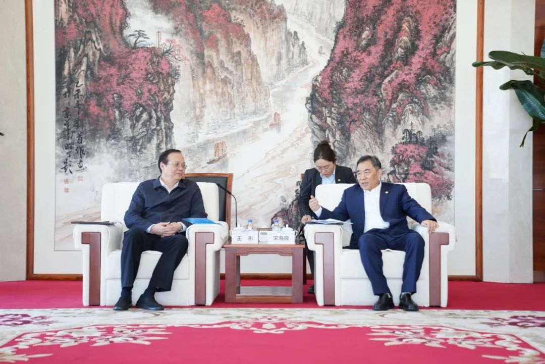 中國能建黨委書記、董事長宋海良與歐洲自然科學(xué)院院士、中國發(fā)展研究院院長王彤會談