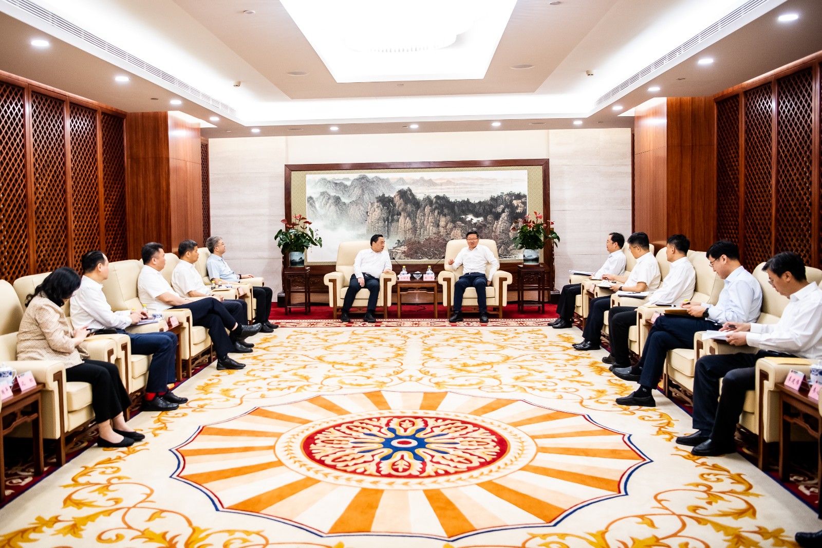 國家能源集團公司總經(jīng)理、黨組副書記余兵會見鎮(zhèn)江市委書記馬明龍一行