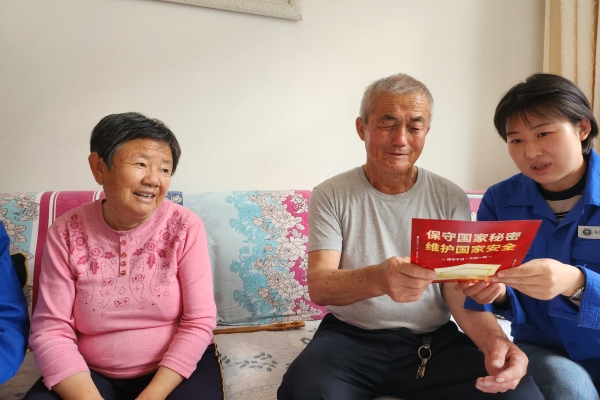 內(nèi)蒙古電力公司烏海千里山供電公司黨支部、工會、團支部（青工委）開展“蒙電愛心光明行”保密宣傳活動