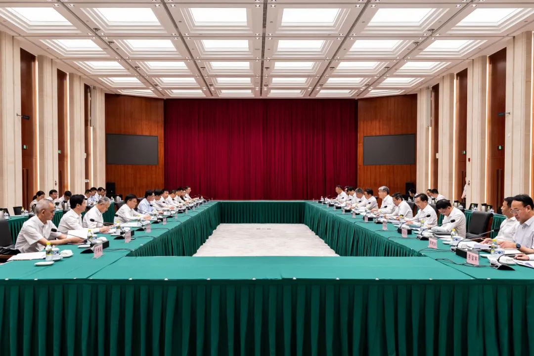 國家能源集團(tuán)黨組書記、董事長劉國躍與廣西壯族自治區(qū)人民政府主席藍(lán)天立舉行工作會談