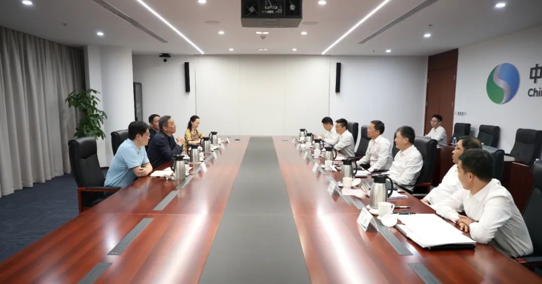 中國電氣裝備李洪鳳董事長、周群總經(jīng)理會見上海市經(jīng)信委副主任戎之勤