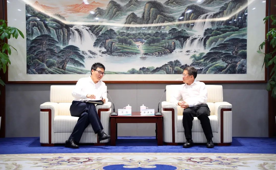 中國電氣裝備黨委書記、董事長李洪鳳會(huì)見上海電氣集團(tuán)黨委書記、董事長吳磊
