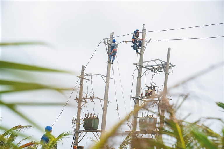 保亭、三亞等多個市縣供電隊伍全力支援文昌搶修復(fù)電