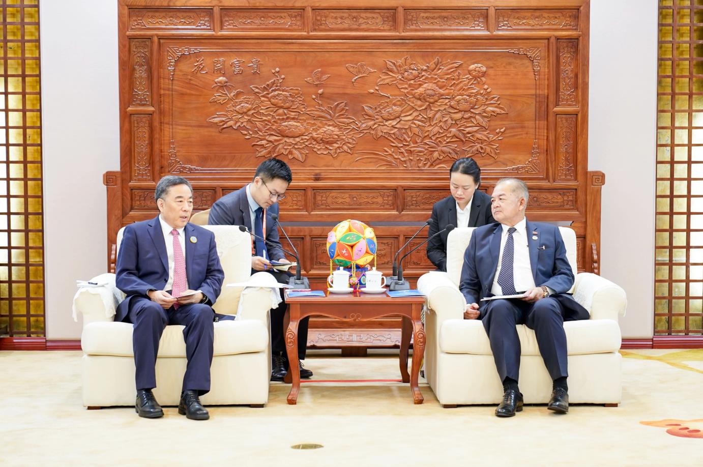 中國(guó)能建黨委書記、董事長(zhǎng)宋海良與老撾副總理吉喬·凱坎匹吞會(huì)談