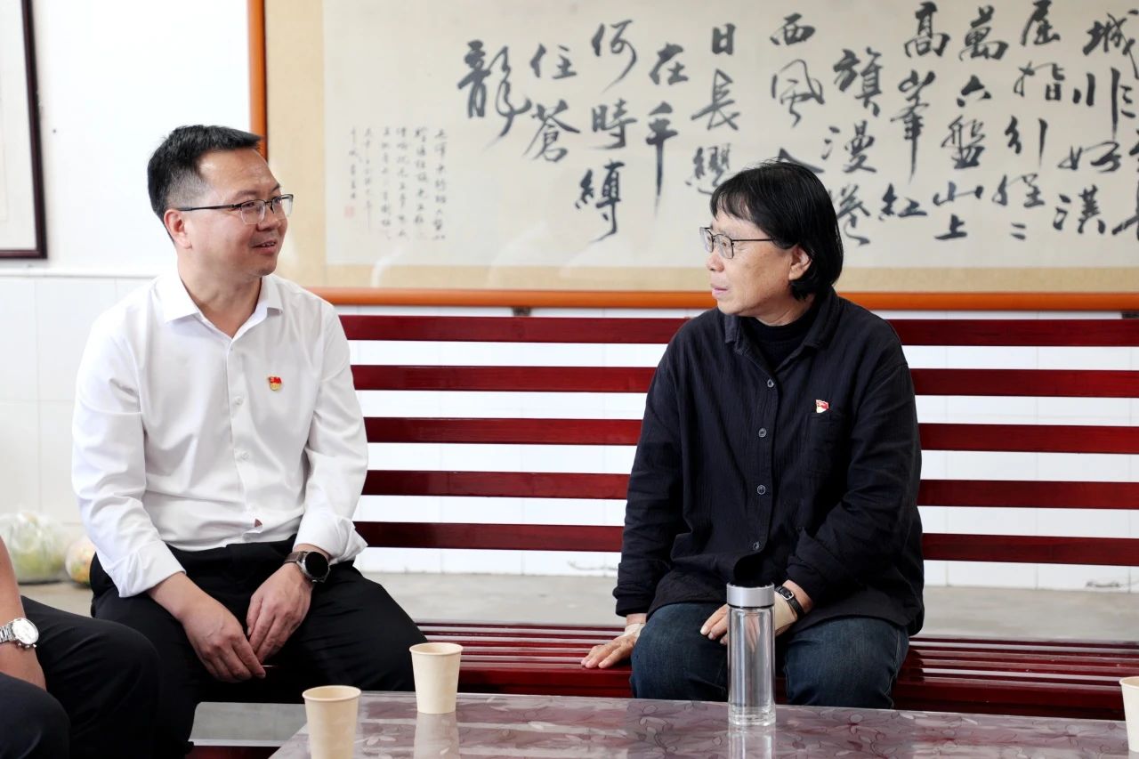 大唐云南公司黨委書記、董事長王繼才到華坪女高看望張桂梅老師
