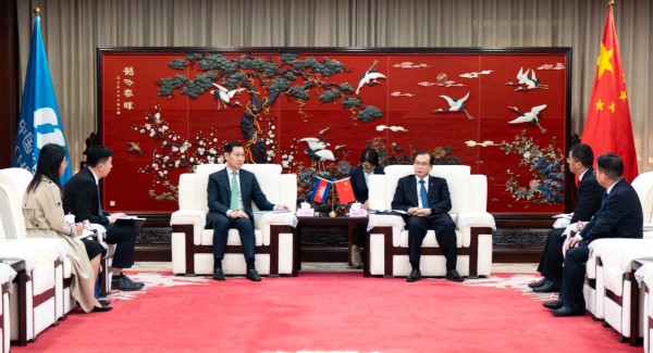 華電集團(tuán)董事長(zhǎng)、黨組書(shū)記江毅與柬埔寨礦能部部長(zhǎng)高·洛塔納會(huì)談