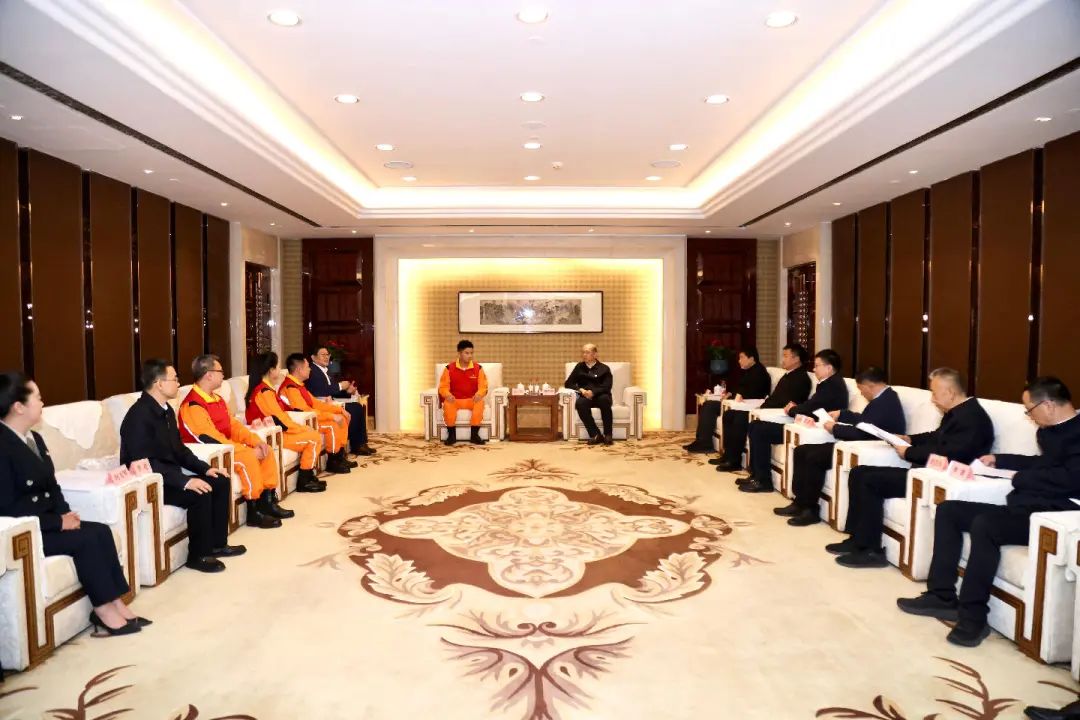 國務(wù)院國資委黨委舉辦“時(shí)代楷?！备咝逻B心橋黨員服務(wù)隊(duì)先進(jìn)事跡報(bào)告會(huì)