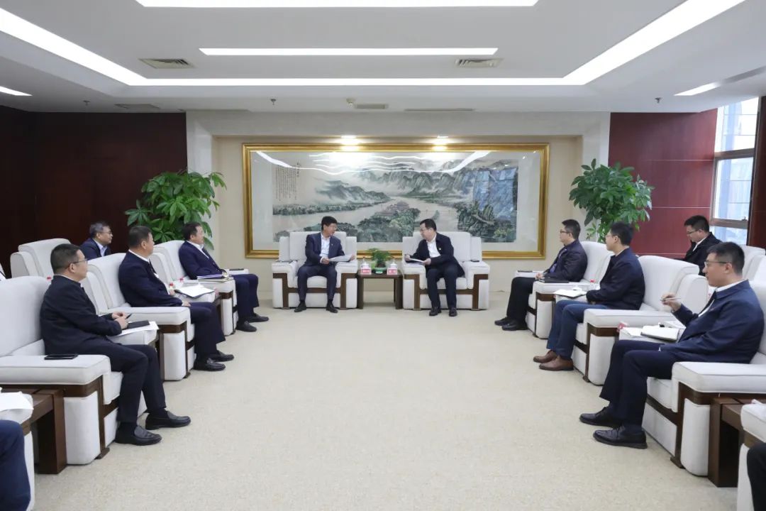 大唐四川公司黨委書記、董事長梁華與中能建西南區(qū)域總部黨委書記、總經(jīng)理，中能建西南投資公司黨委書記、董事長鄒小川會談