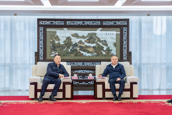 華電集團(tuán)黨組副書記、總經(jīng)理葉向東與遼寧省丹東市委書記宋誠(chéng)會(huì)談