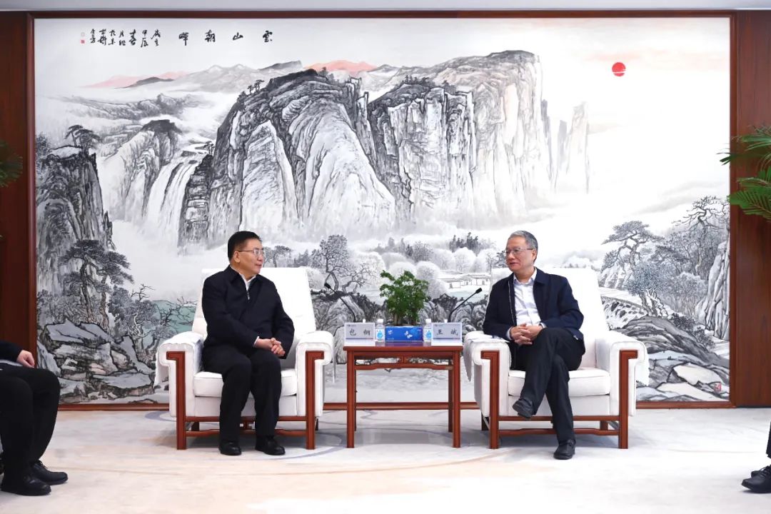 中國電建黨委副書記、總經(jīng)理王斌與內(nèi)蒙古自治區(qū)黨委常委、呼和浩特市委書記包鋼會談