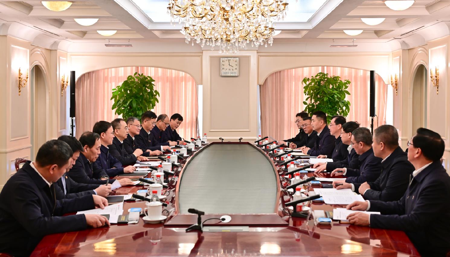 大唐集團(tuán)董事長(zhǎng)鄒磊、總經(jīng)理張傳江與中國(guó)安能董事長(zhǎng)陳奕輝、總經(jīng)理周慶豐會(huì)談