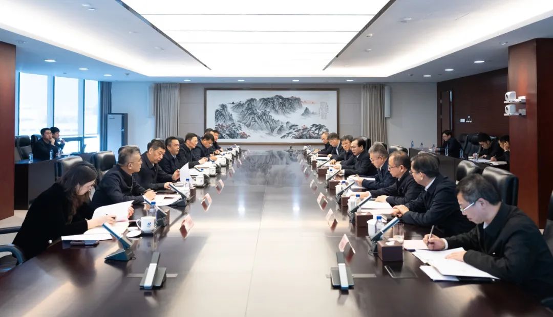 華電集團(tuán)董事長江毅、總經(jīng)理葉向東與哈電集團(tuán)董事長曹志安、總經(jīng)理黃偉舉行會(huì)談