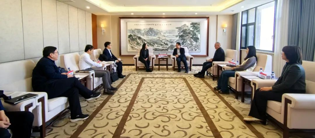 中國(guó)農(nóng)業(yè)銀行吉林省分行黨委委員、副行長(zhǎng)兼長(zhǎng)春分行黨委書(shū)記、行長(zhǎng)曹紅一行拜訪華電吉林公司