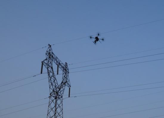 實現(xiàn)電力智能巡檢、帶電水沖洗、架空輸電線路無人機巡檢