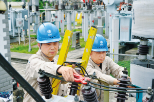 一專多能的藍領專家——記全國五一勞動獎章獲得者、安徽銅陵供電公司洪衛(wèi)華