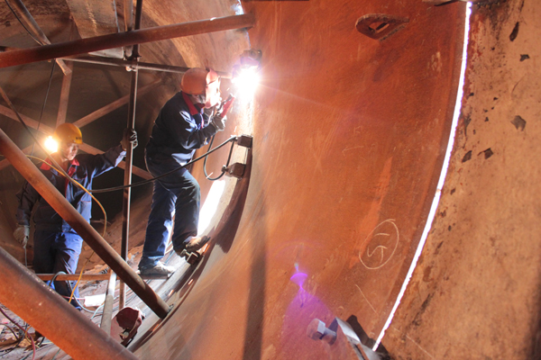 工人對回轉(zhuǎn)窯窯內(nèi)進行焊接